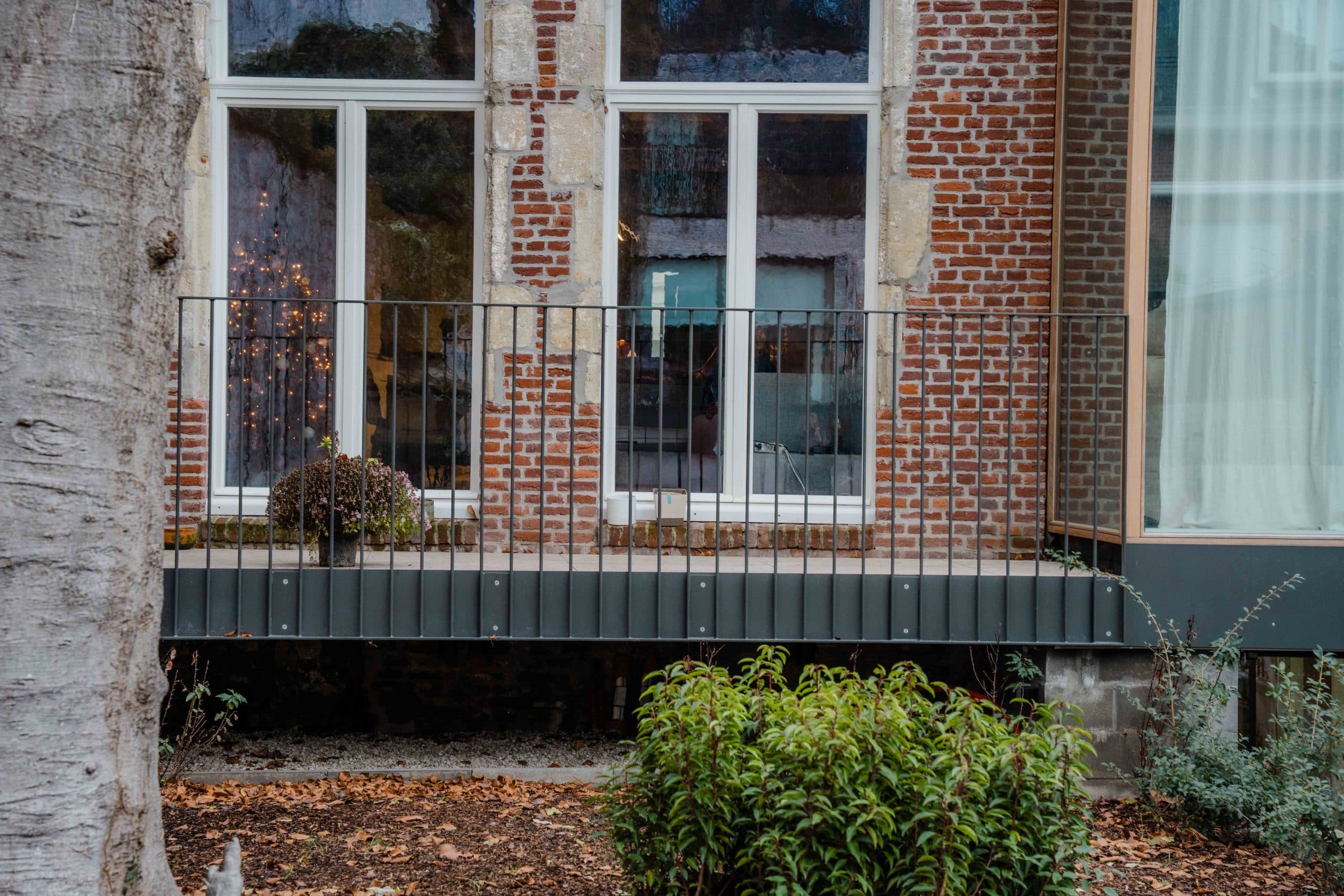 Stalen balustrade aan herenhuis