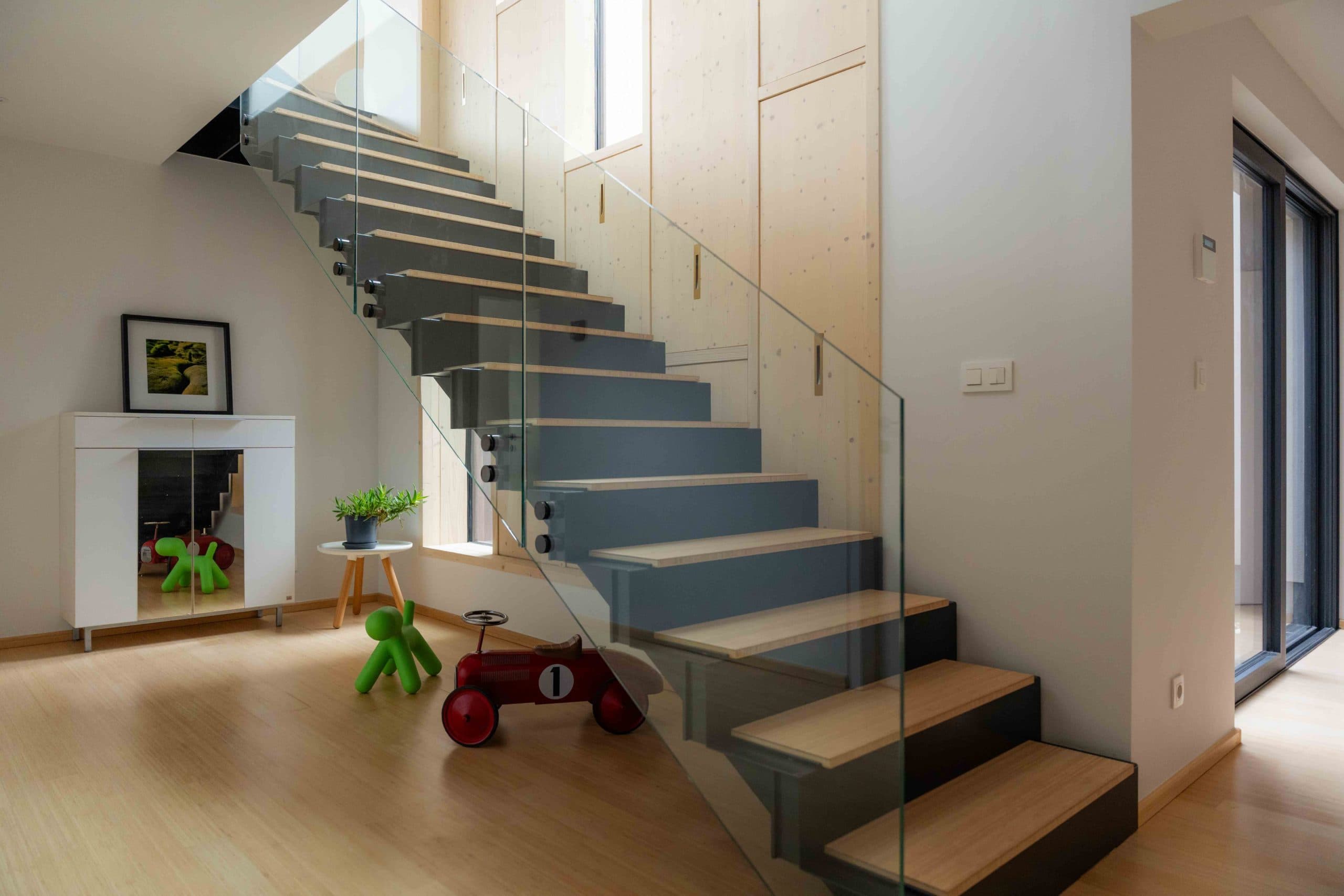 Stalen trap met glazen balustrade