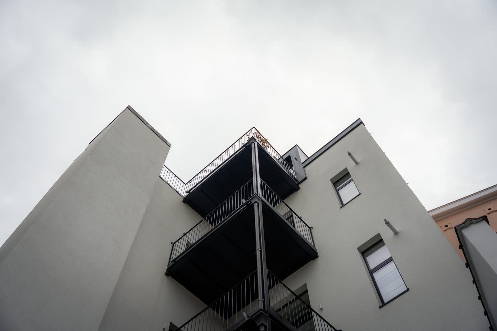 Gestapelde stalen terrassen aan een herenhuis in Brussel