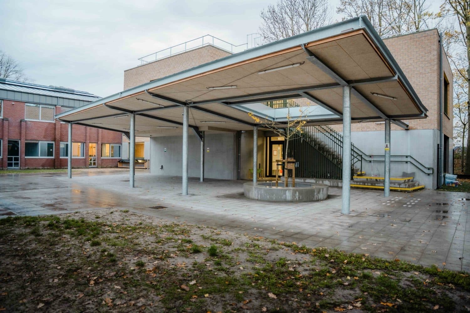 Gegalvaniseerde stalen luifel op de speelplaats van een school in Gent