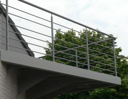 Designterras, gemetalliseerd en gepoederlakt, met terrasplanken in houtcomposiet, Terrasstructuur in staal