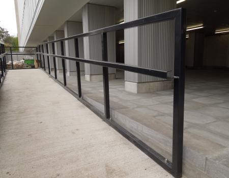 Balustrade met plint en handgreep