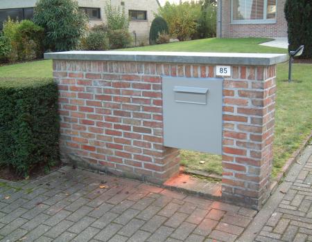Brievenbus op maat, gemetalliseerd en gepoederlakt in Ral-kleur naar keuze.