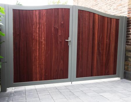 Gesloten poort met houtvulling