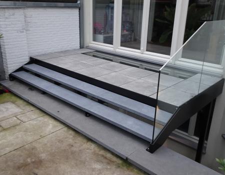 Terras in staal met loopvlak in natuursteen