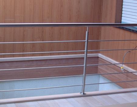 Borstwering in geborstelde inox met horizontale spijlen