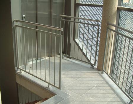 Borstwering :Combinatie gepoederlakt staal met geborstelde inox