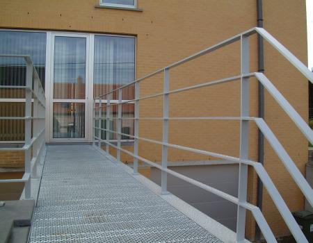 Borstwering met platte, massieve, horizontale profielen, gepoedercoat