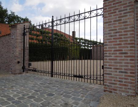 Klassiek draaihekken aan gemetselde palen, pilasters, pilanten