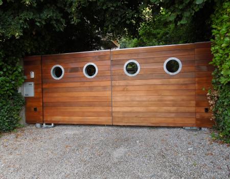 Houten poort : in gegalvaniseerd staal, bekleed met hout