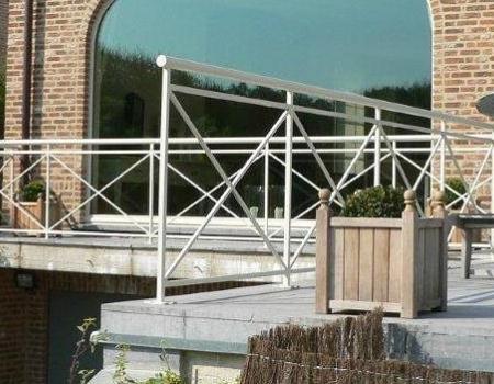 Semi-klassieke balustrade met kruismotief gepoedercoat