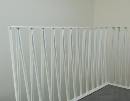 Balustrade met V-spijlen in staal, gepoederlakt in wit