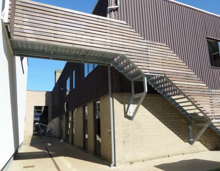 Unieke afsluiting met houten latten op gegalvaniseerde steunen 