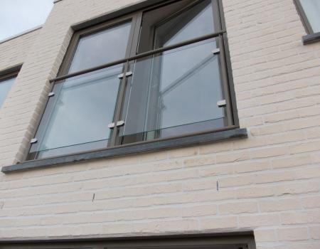 Glasbalustrade met glasklemmen en opaal glas