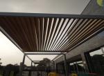 Gemetalliseerde en gepoederlakte staalconstructie met thermowood balken