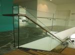 Gepoederlakte trap met treden in eik en een trapleuning-balustrade in glas met inox handgreep