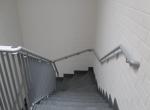 trapleuningen en grepen op de muur traphal