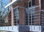 Borstwering in inox met ronde, horizontale profielen