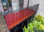 Zwart gepoedercoat terras met houten loopvlak padouk