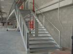 Gegalvaniseerde trap met treden met vierkante mazen