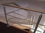 Tijdloze, open balustrade met ronde profielen in geborstelde inox.