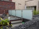 Glasbalustrade met glasklemmen en klaar glas