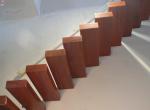 Vrijdragende trap met treden in hout