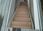Eenvoudig trap met houten treden