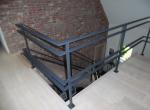 Gepoederlakte balustrade in platte massieve profielen.