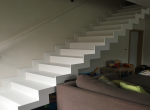 Gesloten trappen rechte designtrap met trapwangen in trapvorm gepoederlakt, trendy, tijdloos