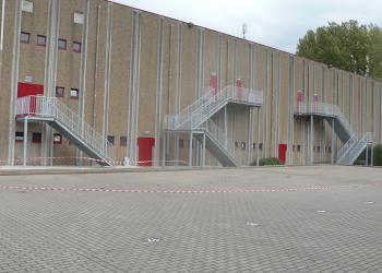 Industriële gesloten trappen met tussenbordes, warmbad verzinkt