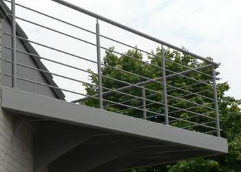 Designterras, gemetalliseerd en gepoederlakt, met terrasplanken in houtcomposiet, Terrasstructuur in staal