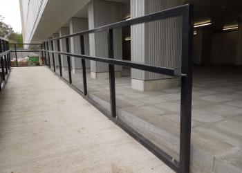 Balustrade met plint en handgreep