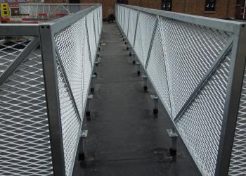 Veilige gesloten balustrade in strekmetaal 