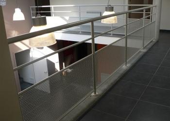 Hedendaagse gesloten balustrade in gepoedercoat staal