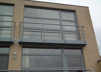 Balkon in gepoedercoat staal met balustrade model Mars