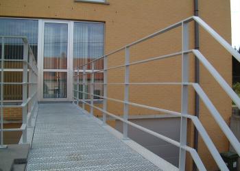 Borstwering met platte, massieve, horizontale profielen, gepoedercoat