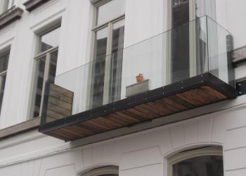 Balkon met loopvlak in houten planken, en borstwering Aquarius