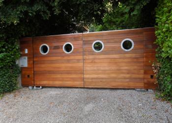 Houten poort : in gegalvaniseerd staal, bekleed met hout