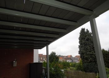 Gemetalliseerd en gepoederlakte terrasstructuur met steunpalen en loopvlak met Twinson terrasplanken