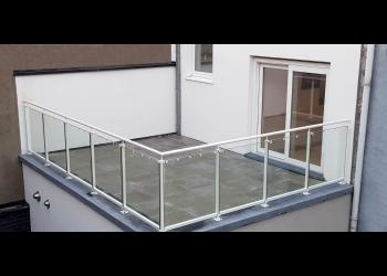 Glasbalustrade met klaar glas