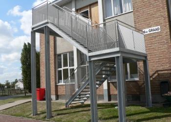 Reling trap:  veilig, gesloten NBN B03-004 school