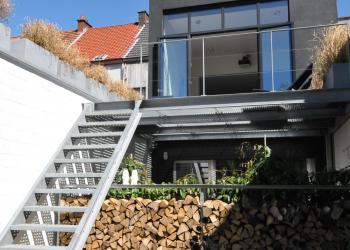 Draagconstructie voor houtopslag in gegalvaniseerd staal en terrasscheiding