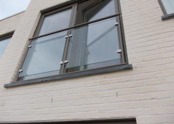 Glasbalustrade met glasklemmen en opaal glas