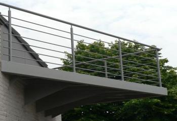 Designterras, gemetalliseerd en gepoederlakt, met terrasplanken in houtcomposiet, Terrasstructuur in staal